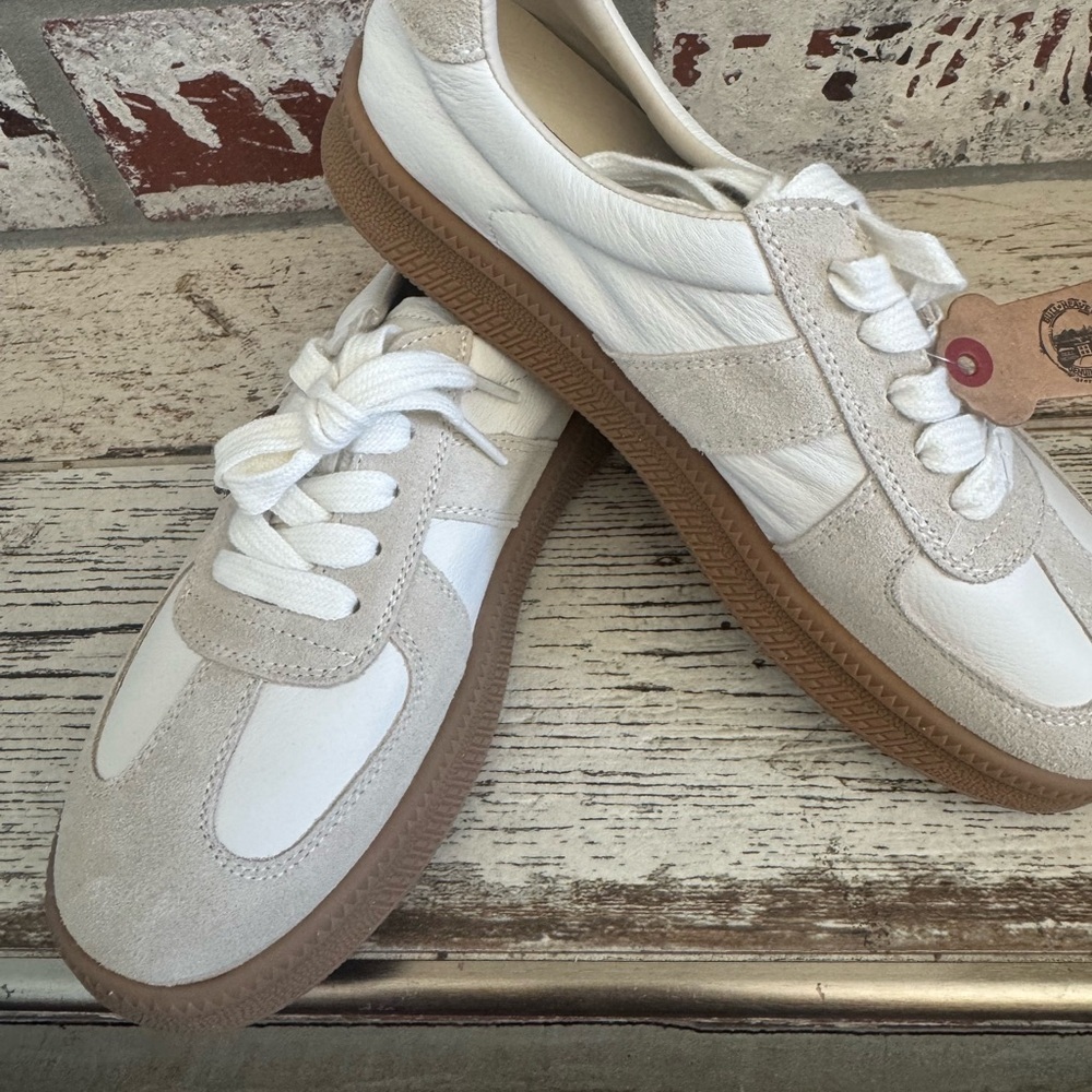 2 tone leather Sneakers- super cute comfy and chic😎zoom in for all the details! - Picture 1 of 11